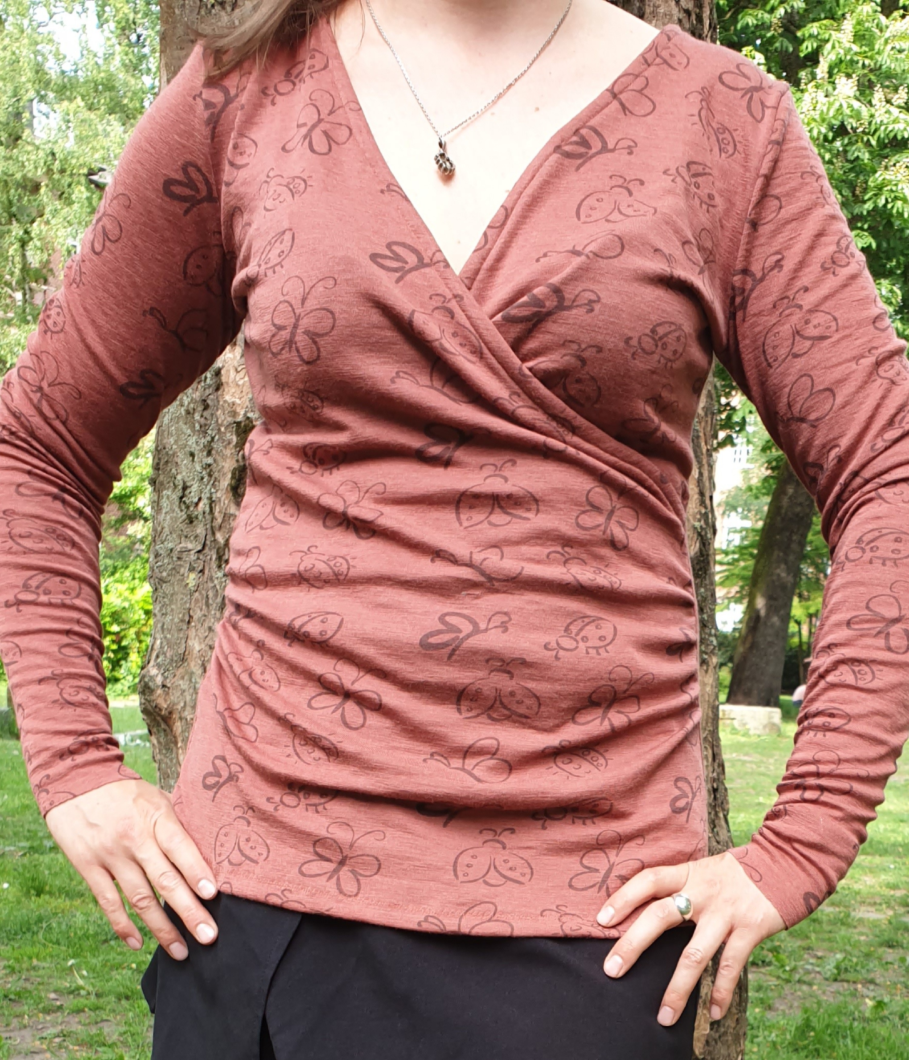  Bio Wolle / Seide Jersey Marienkäfer & Schmetterling auf Ziegelrot (kbT) 